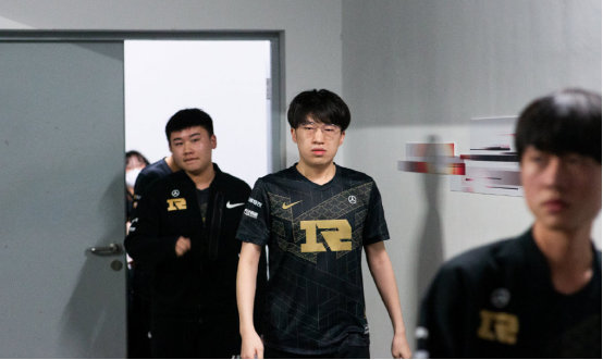 满了对抗性 满了对抗性